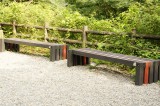 黒と赤の木製のベンチ2
