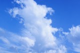 雲のある空（青強調）