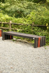 黒と赤の木製のベンチ1