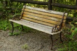 古い木製のベンチ1