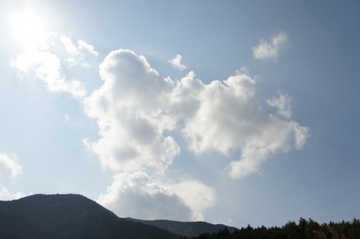山の空・太陽と雲