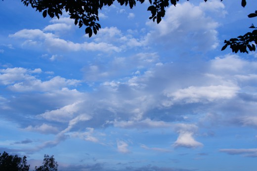 雲の多い青空（青強調）