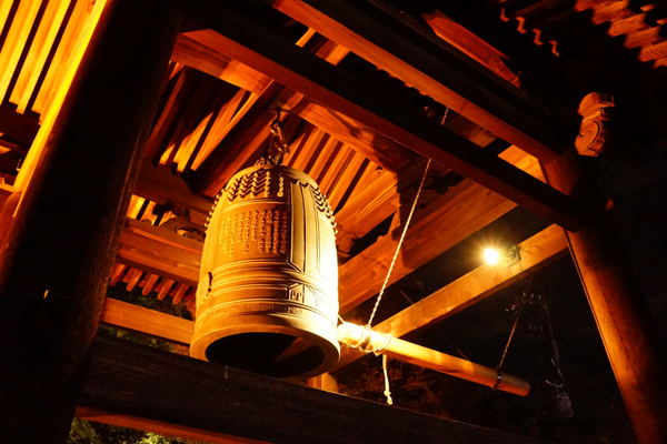京都高台寺に入る前の鐘の写真