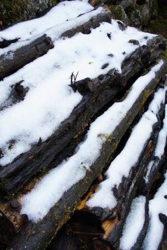 雪の積もった材木