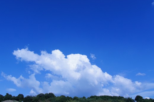 山の上の青空（青強調）