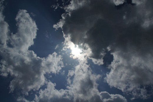 空・雲・太陽光・暗め