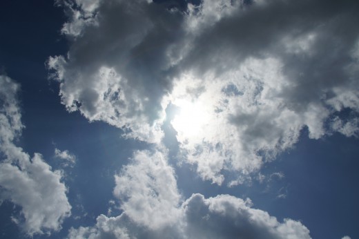 空・太陽光・雲・暗め