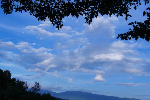 丘から見た青空と雲（青強調）