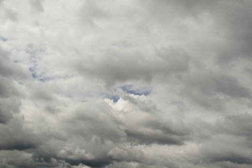 青空が見えるくもり空